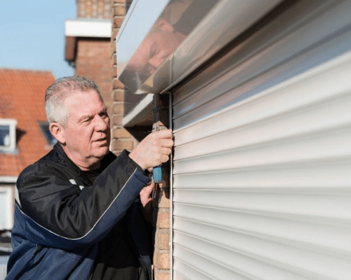 werknemer monteert zonwering