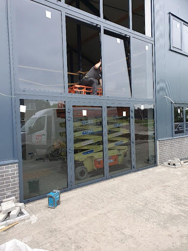 Aluminium kozijn wordt gemaakt