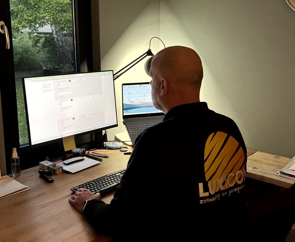 Luxicon bestelt de producten op de computer.