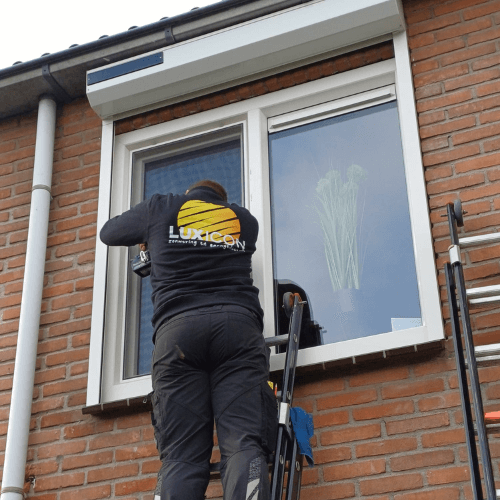 zonwering op zonne energie wordt geïnstalleerd